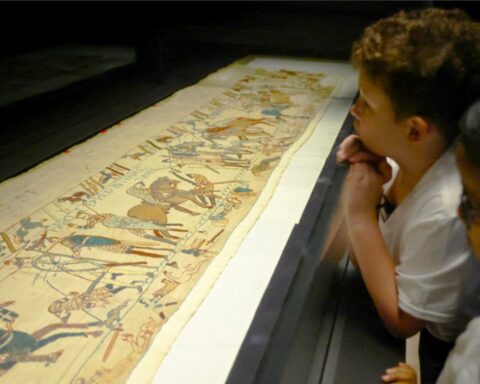 british museum bayeux tapestry queues apology