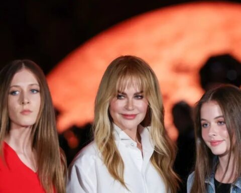 nicole kidman daughters paris fashion week chanel valentino