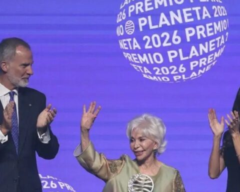 Queen Letizia and King Felipe VI with Isabel Allende at the 75th Premio Planeta